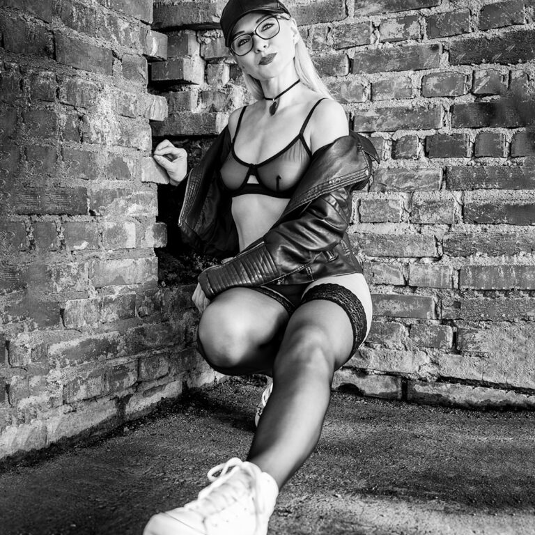 otograf Giżycko - sensualna sesja kobieca w klimacie urbexowym